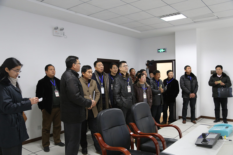 受邀代表实地查看法院监控中心_副本.jpg
