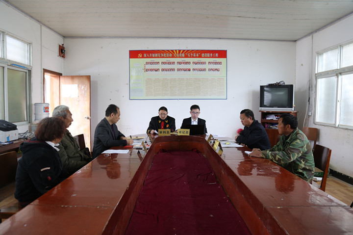 钟祥法院丰乐法庭到洋梓镇大桥村村委会开庭审理一起侵权责任纠纷案2_副本.jpg 钟祥法院丰乐法庭到洋梓镇大桥村村委会开庭审理一起侵权责任纠纷案2_副本.jpg