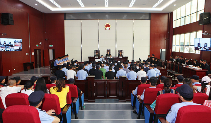 图为钟祥市人民法院对19名被告人一审公开宣判庭审现场_副本.jpg